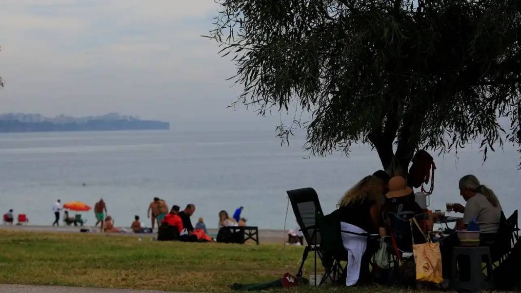 Antalya’da Bahar Havası: Kasım Ayında Denizin Keyfini Çıkardılar 2